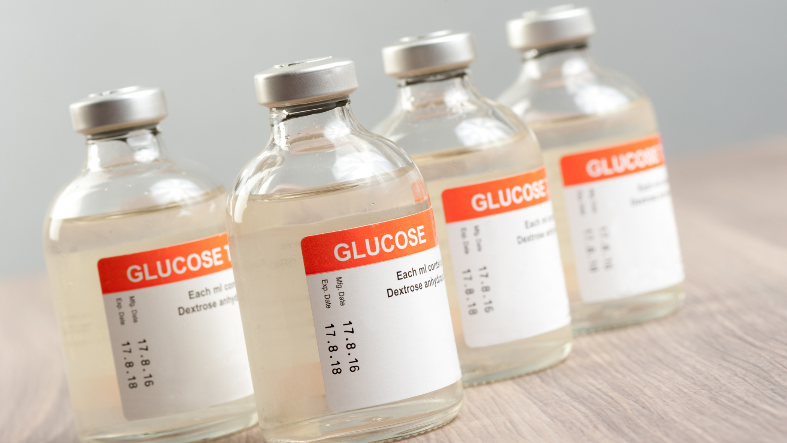laconi di vetro con etichetta Glucose per test diagnostici e analisi della glicemia in laboratorio.